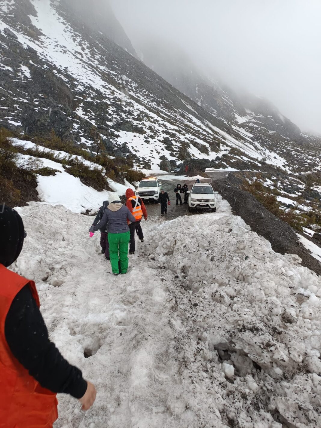 Retiran a turistas que estaban jugando sobre una avalancha de nieve en el Cajón del Maipo