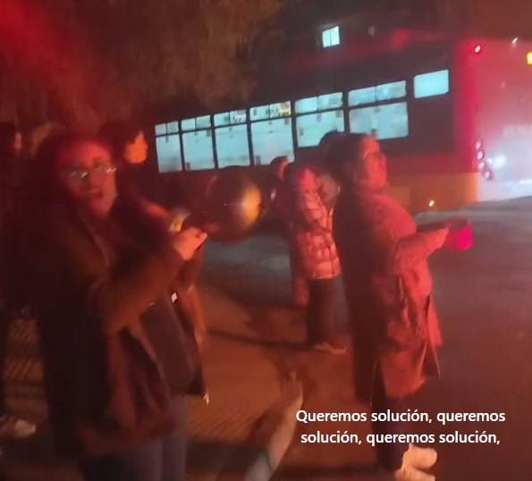 Vecinos de Villa Juanita protestan a esta hora: hay cacerolazos y fogatas