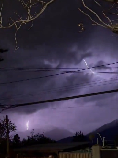 Reportan fuerte tormenta eléctrica en Pirque