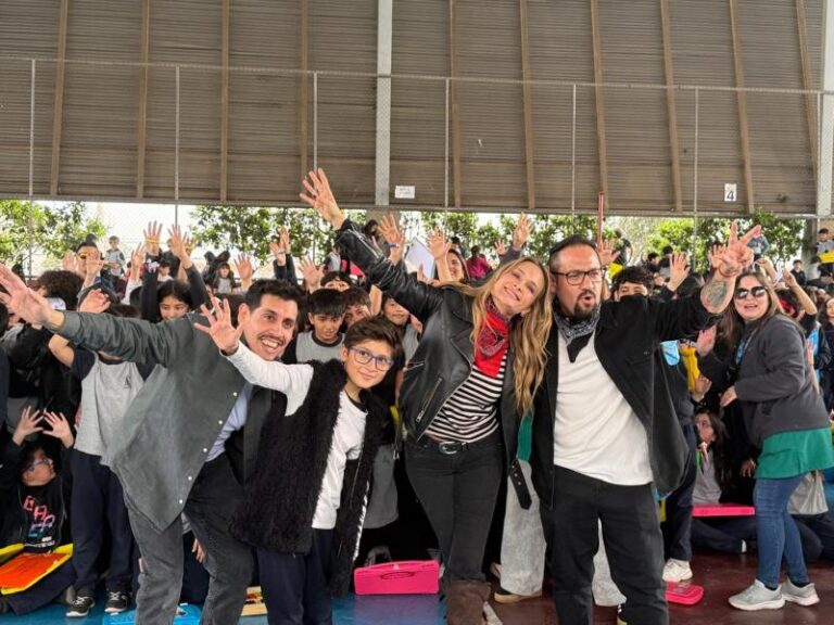 Profesor revela trastienda de la emotiva visita sorpresa de la cantante Nicole a sus alumnos
