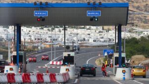 “A la gente que ocupa pórticos de acá nos favorece muy poco”: conductores de Puente Alto evalúan la rebaja del TAG