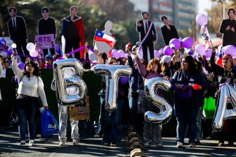 BTS llega a Santiago bajo alerta por lluvias: fans se preparan para tres shows en el Nacional
