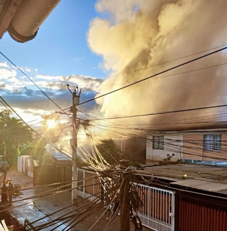 Incendio en calle Creta Norte con Rosana deja una casa con graves daños y dos afectadas por el entretecho