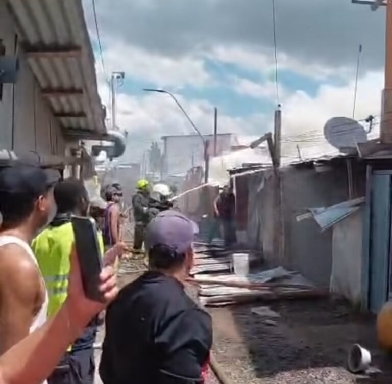 Incendio en campamento Millantú de Casas Viejas moviliza a Bomberos de Puente Alto