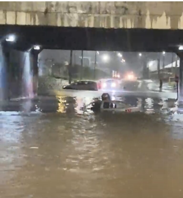 Vehículo queda atrapado por inundación en paso bajo nivel de Quitalmahue con Acceso Sur