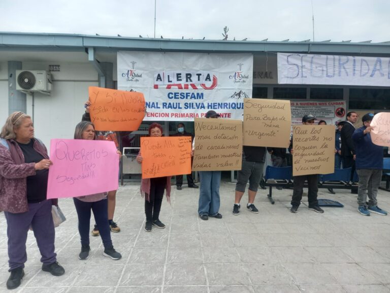 Trabajadores del Cesfam Raúl Silva Henríquez se manifiestan y esperan llegada de ministra de Salud tras graves destrozos